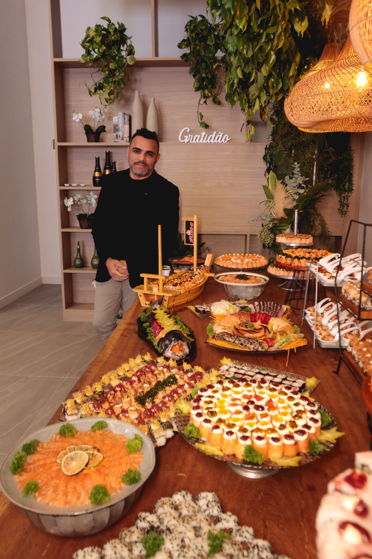 Mesa montada com peças de sushi para evento em Jundiaí